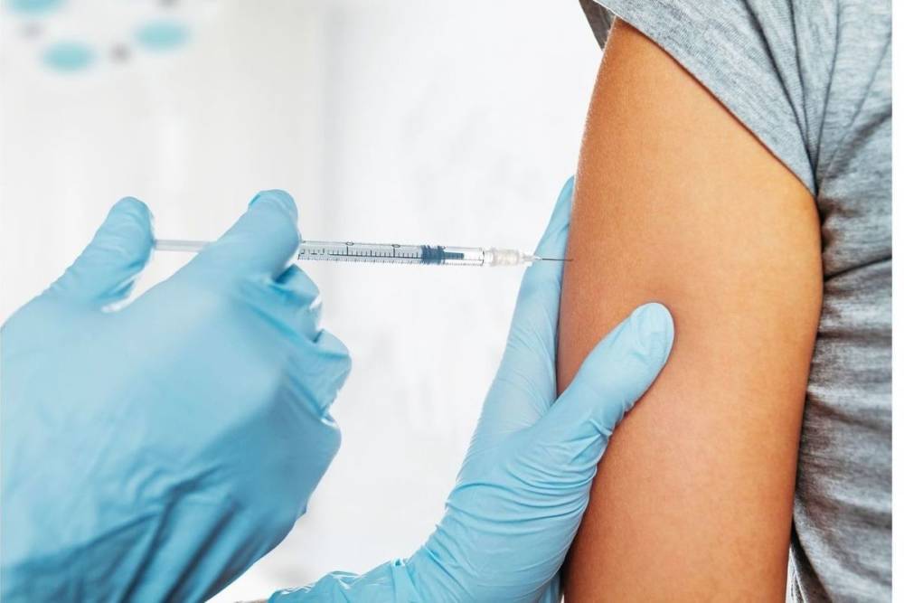 Приглашение на вакцинацию от COVID-19 получили 370 тысяч жителей Петербурга