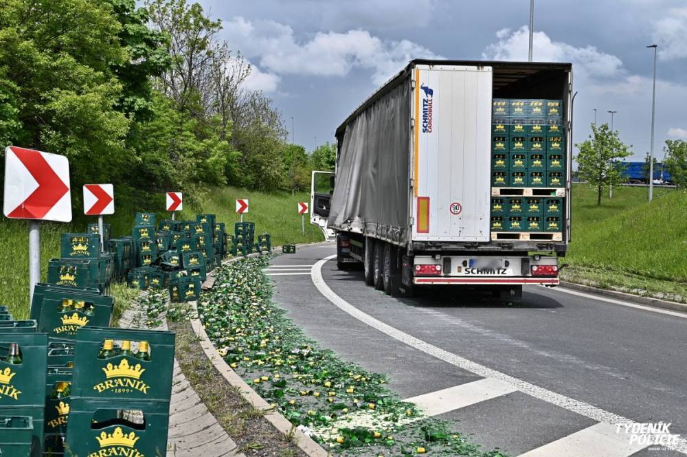 В Праге фура «разбросала» по дороге сотни бутылок с пивом