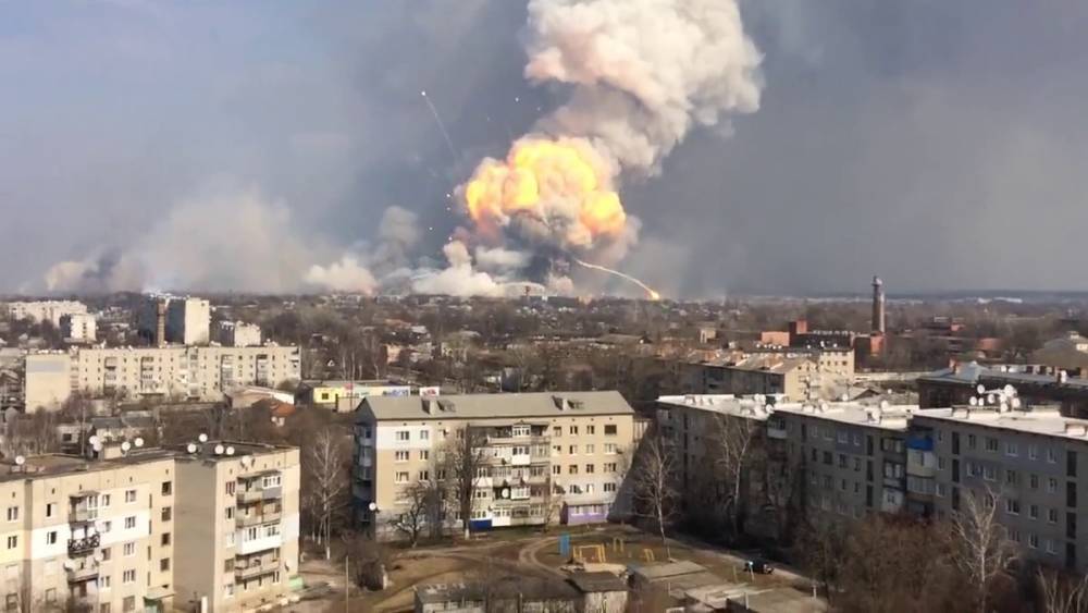 В Bellingcat связали Россию со взрывами на военных складах в Украине (видео)