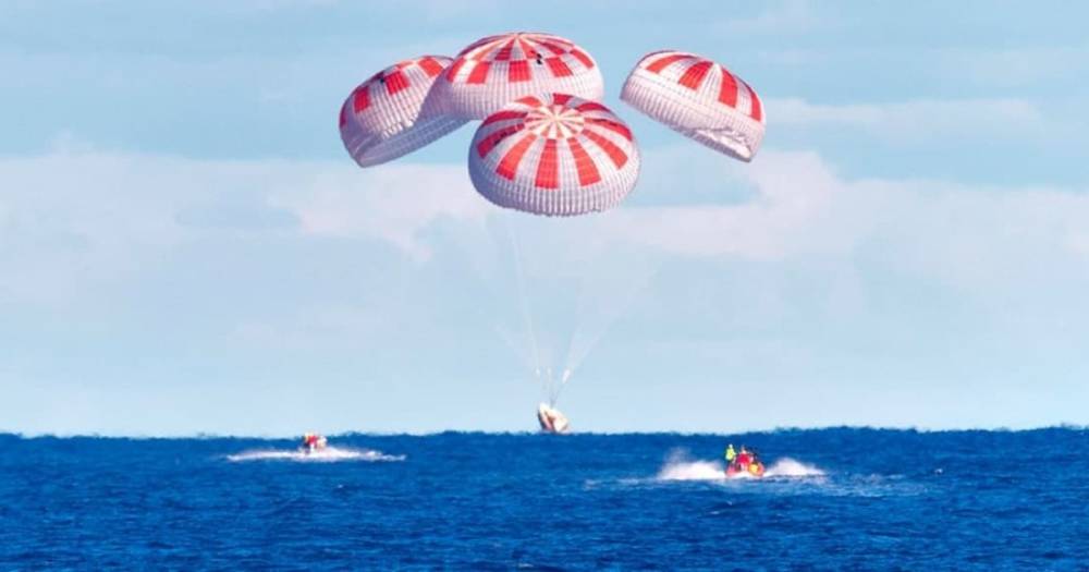 Корабль Crew Dragon с четырьмя астронавтами благополучно приводнился в Мексиканском заливе (фото, видео)
