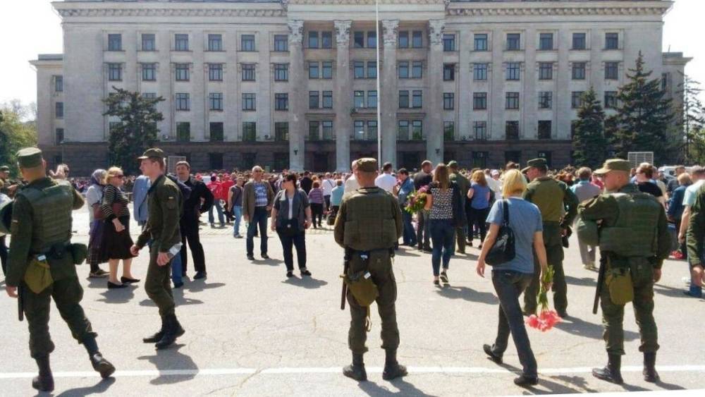 Депутаты Рады пришли к Дому профсоюзов в Одессе, чтобы почтить память погибших
