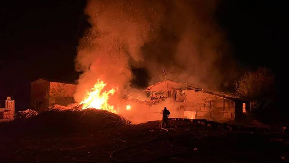 Масштабный пожар пилорамы на Харьковщине: тушили всю ночь и сгорел человек – фото
