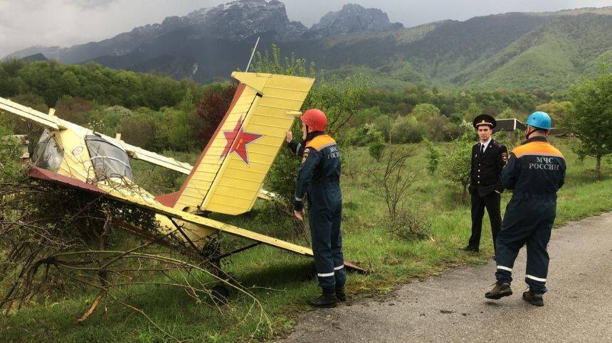 Легкомоторный самолет упал в Северной Осетии — фото