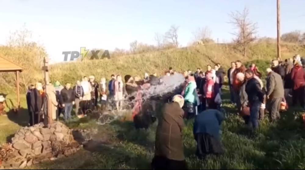 На Харьковщине священник щедро "освятил" прихожан водой из ведра: видео стало "вирусным" в сети