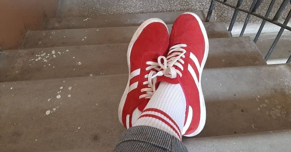 "Сказали, не то надела": в Беларуси девушку оштрафовали за носки красно-белого цвета