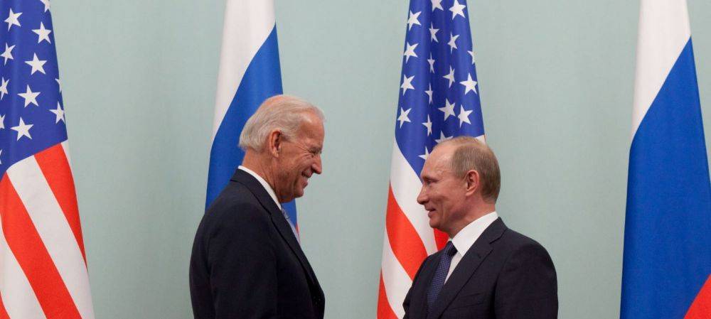 Байден обсудил с Путиным «неприемлемые действия РФ»