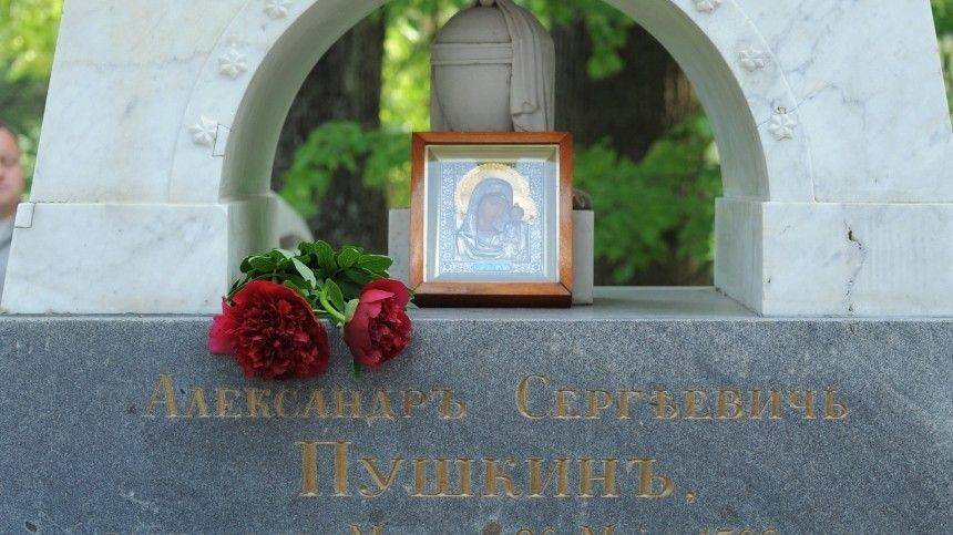 На могиле Пушкина началась реставрация: какие загадки и мистика окружают похороны поэта?