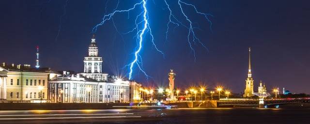 В МЧС предупредили об усилении ветра и грозах в Петербурге