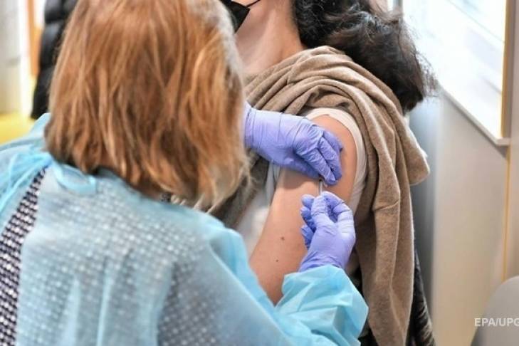 За сутки в Украине сделали почти 18 тысяч прививок