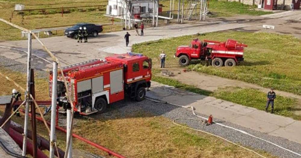 В Николаеве произошел пожар на предприятии: загорелась цистерна с топливом (фото, видео)