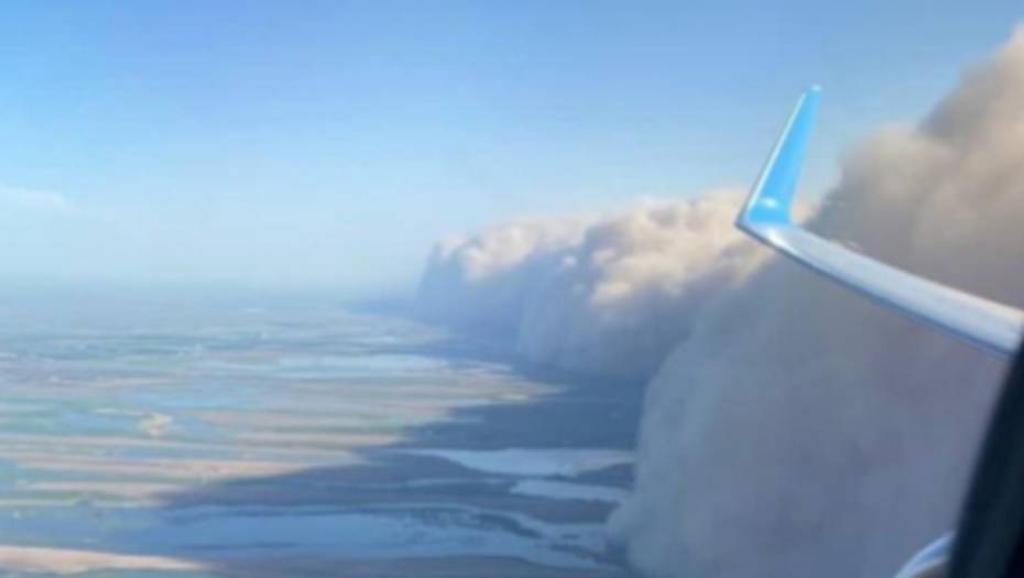 Летящий из Петербурга самолёт попал в песчаную бурю в Астрахани