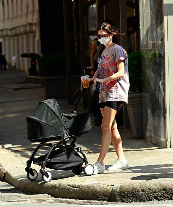 В чем гуляет с ребенком самая стильная мама Нью-Йорка?