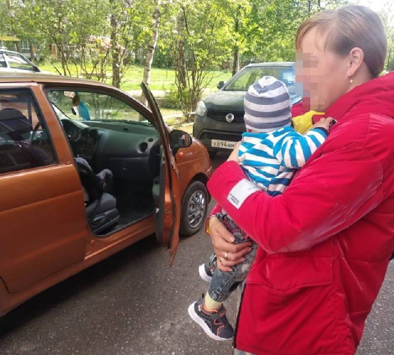 В Смоленской области спасателям пришлось доставать младенца из запертой машины