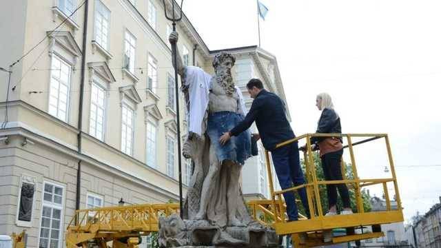 День вышиванки во Львове: в рубашки облачились львы, статуи и водители автобусов