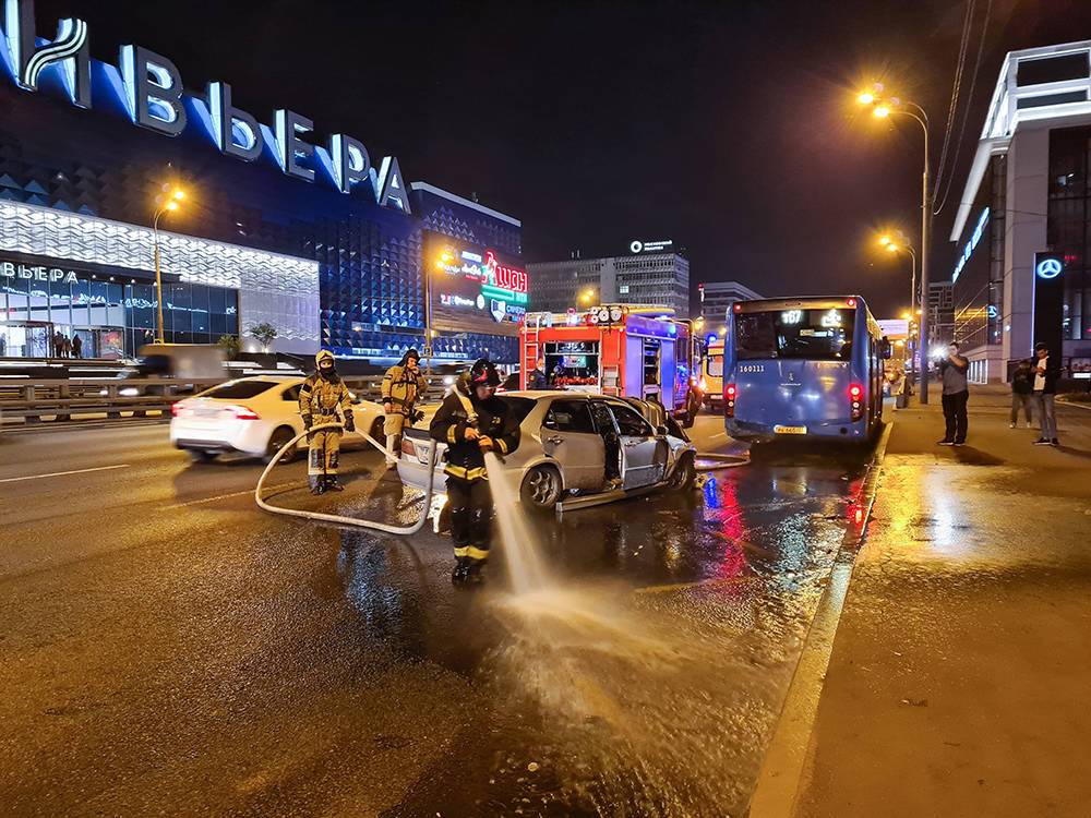 ДТП с участием такси и автобуса в Москве попало на видео