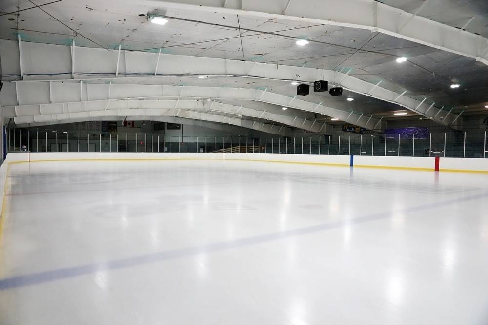 В великолукскую спортивную школу поступило новое хоккейное оборудование