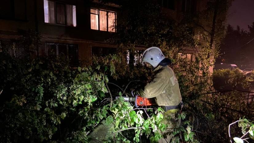 В Петербурге спасатели активно работают над устранением последствий непогоды