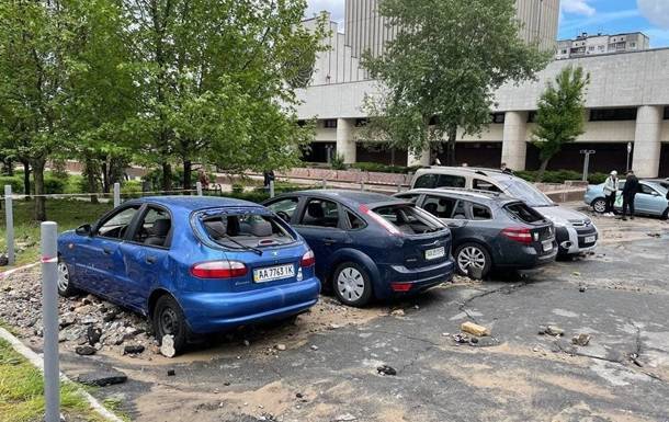 В Киеве гигантский "гейзер" повредил автомобили