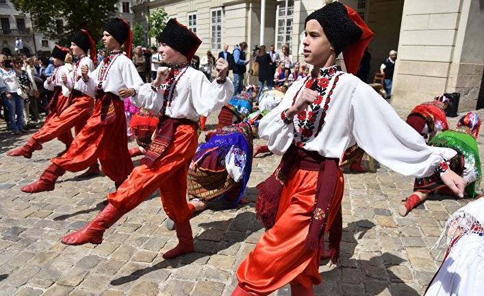 Новое время (Украина): «Это косоворотка». Владимира Зеленского раскритиковали за вышиванку, напоминающую российскую рубаху