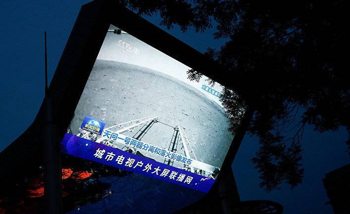 Гуаньча (Китай): Китайское национальное космическое управление опубликовало фотографии момента разделения аппаратов и изображение Марса во время приземления «Тяньвэнь-1»