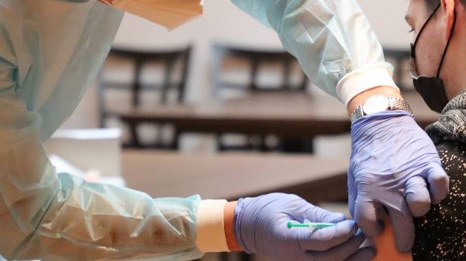 Медик: петербуржцы не спешат делать прививку от коронавируса