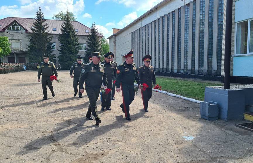 На церемонию прощания с майором Андрем Ничипорчиком и лейтенантом Никитой Куконенко прибыл министр обороны