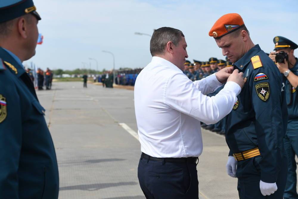 Губернатор Волгоградской области наградил спасателей-героям