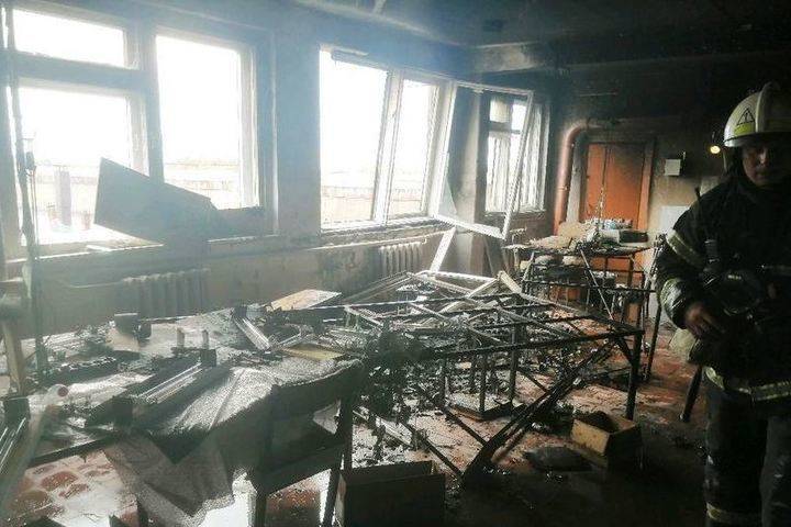 40 человек эвакуировали спасатели из-за пожара в административном здании в Чебоксарах