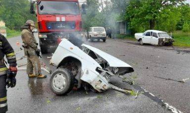 Авто разорвало на две части: в Харькове произошло масштабное ДТП. ФОТО