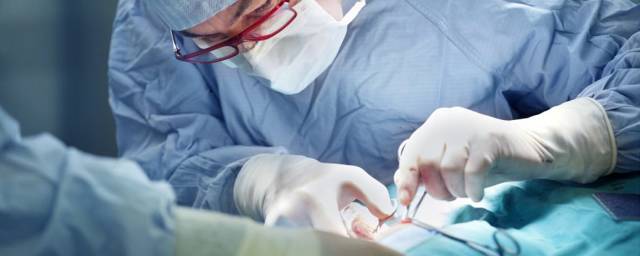 Кировские врачи удалили у пациентки 25-сантиметровую опухоль