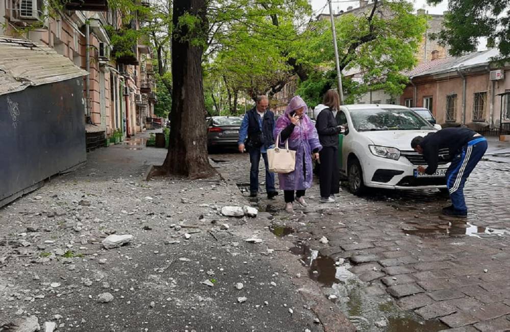 Жилой дом разрушается в центре Одессы, камни летят во все стороны: рядом школа и не только