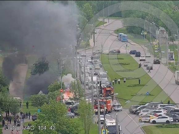 Несколько автомобилей загорелись на парковке в Бутово, движение ограничено