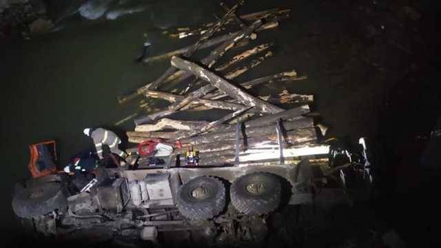 На Прикарпатье грузовик упал в реку: есть жертвы