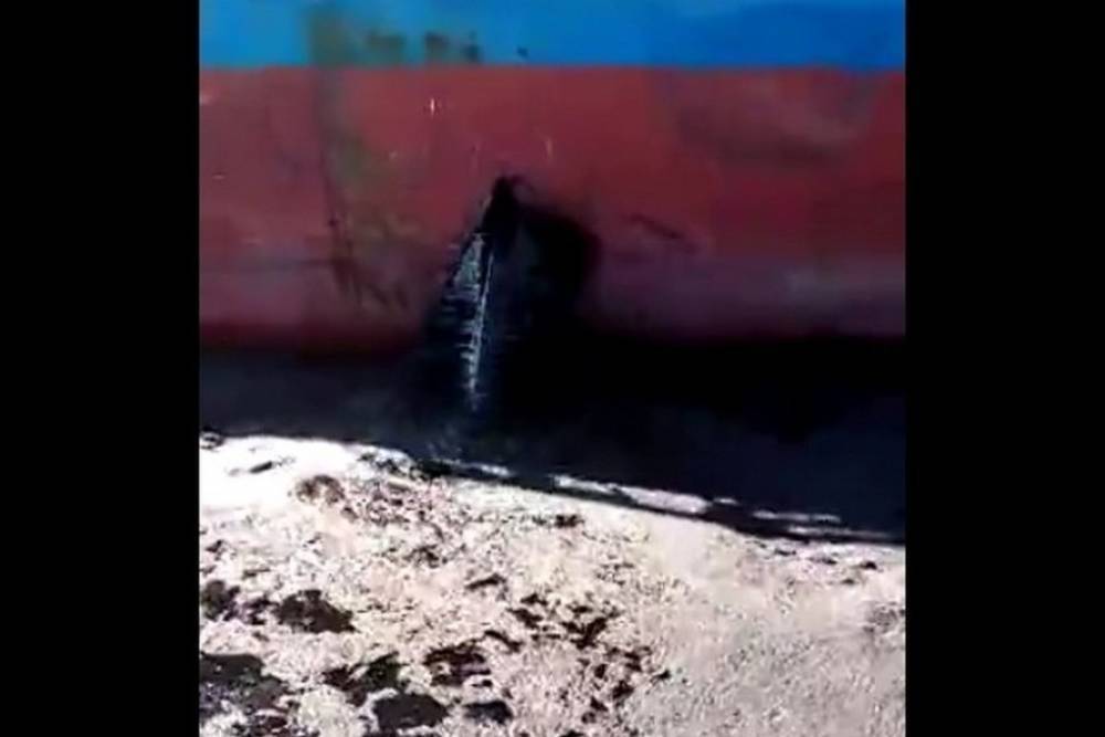 В Сахалинском порту в результате столкновения двух судов разлился мазут