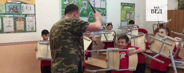 Казанский учитель ОБЖ учит младшеклассников самообороне при нападении на школу