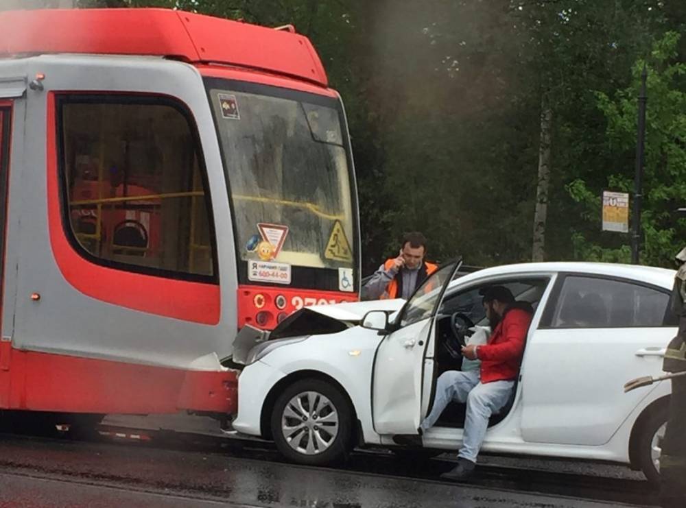 На Добролюбова в ДТП с трамваем пострадала пассажирка