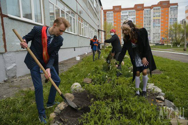 Выпускники кемеровских школ посадили «Сад памяти»