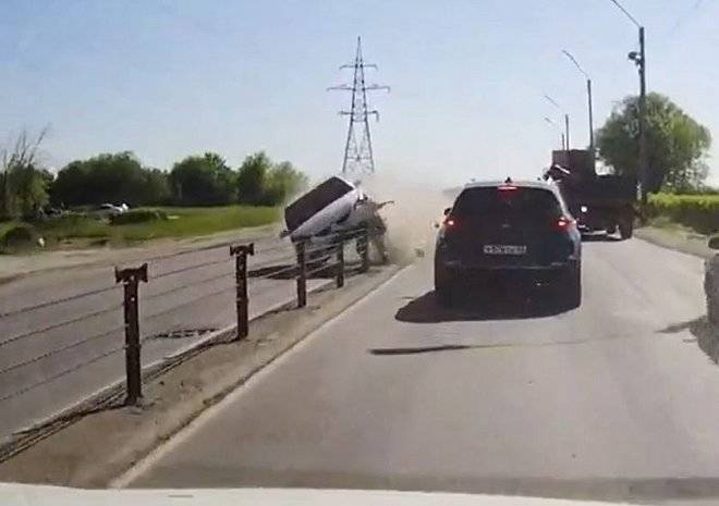 Появилось видео, как иномарка «запрыгнула» на разделительный барьер на улице Бирюзова