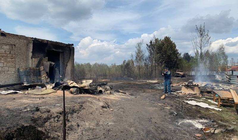 В тюменском СНТ «Солнышко», где выгорело 25 домов, начали разбирать завалы