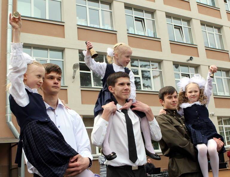 Беглов поздравил петербургских выпускников школ с последним звонком
