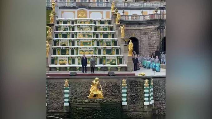 Видео: в Петергофе отметили Весенний праздник фонтанов
