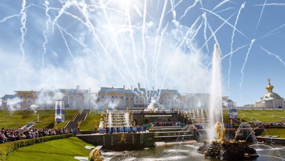 Петергоф открыл летний сезон Весенним праздником фонтанов