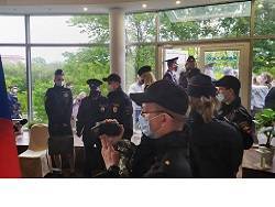 Полиция начала задержания на съезде независимых депутатов в Новгороде