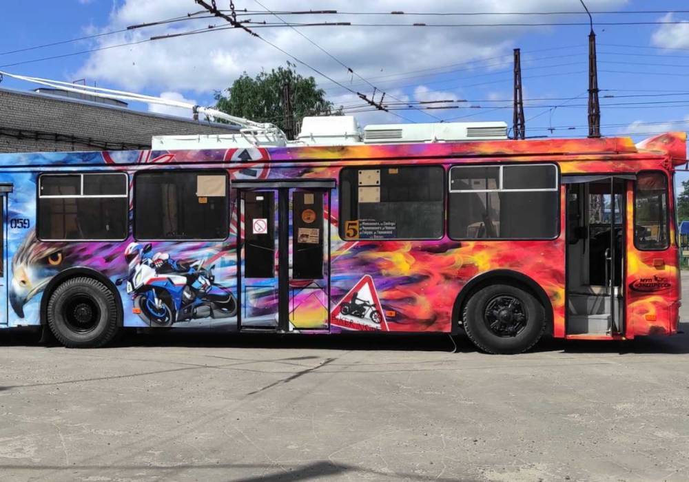 Мото-граффити появилось на троллейбусе в Дзержинске