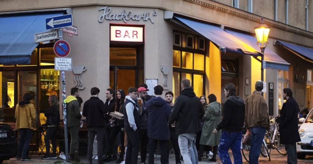 Европа ослабляет карантин: кафе открывают уличные террасы, восстанавливают работу пункты пропуска на границах