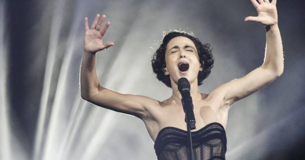 "Евровидение-2021": трогательная конкурсантка-копия Эдит Пиаф очаровала эмоциональным выступлением