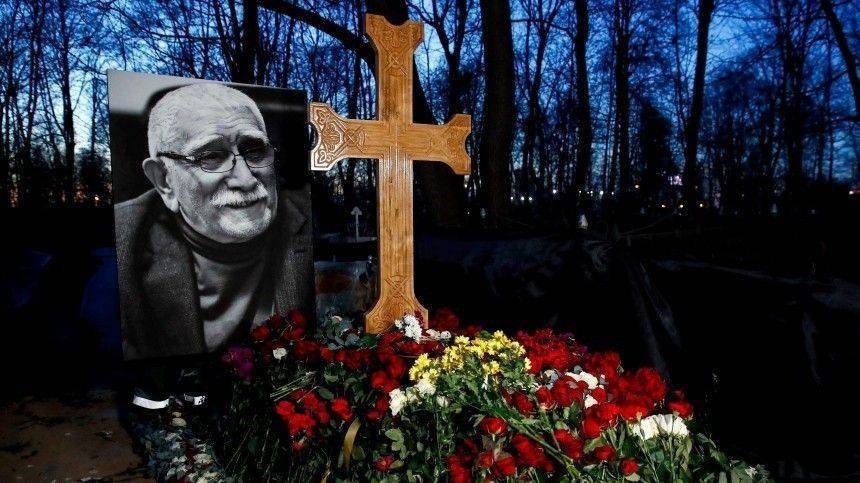 Остался только крест: могилу Армена Джигарханяна сравняли с землей — фото