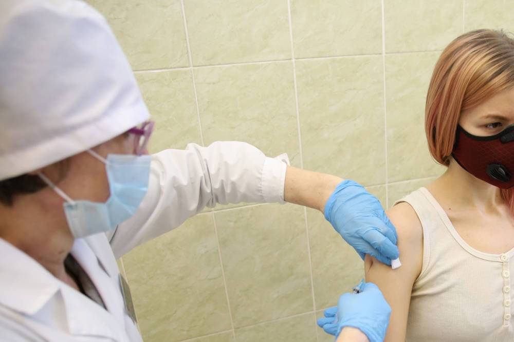Более 550 тысяч петербуржцев завершили курс вакцинации от COVID-19