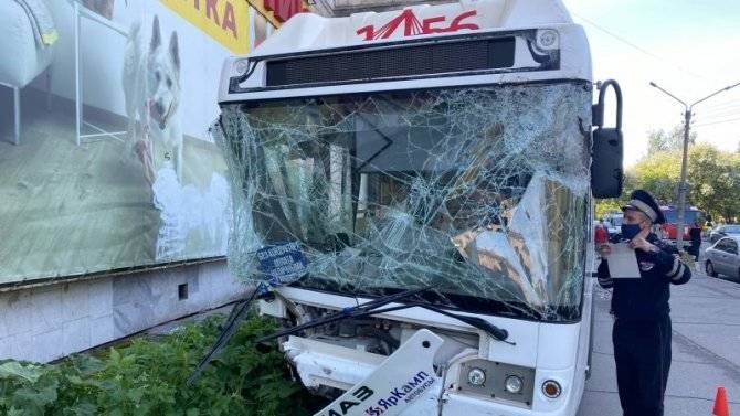 В Череповце автобус с пассажирами выехал на тротуар и врезался в стену дома