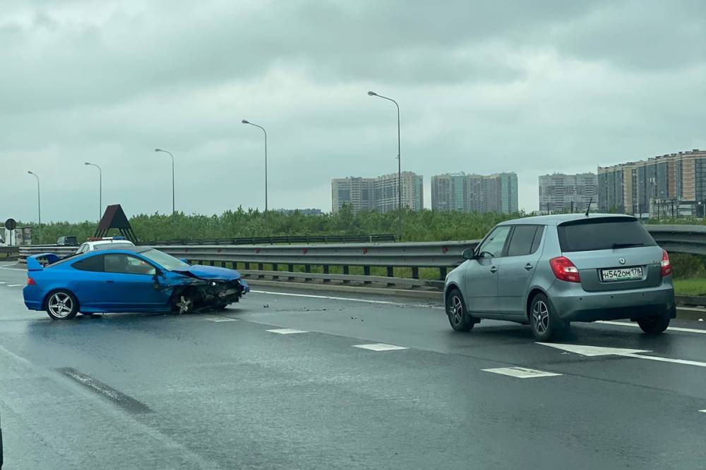 На юге Санкт-Петербурга водитель спорткара попал в аварию на КАД